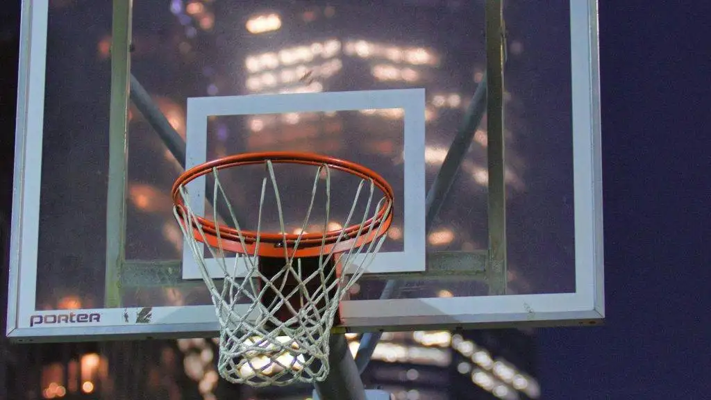 The state of US SMEs in late 2025. A NorthStar Analysis. A basketball hoop and skyscrapers in the background as symbols of the US.