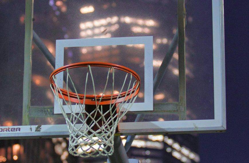 The state of US SMEs in late 2025. A NorthStar Analysis. A basketball hoop and skyscrapers in the background as symbols of the US.